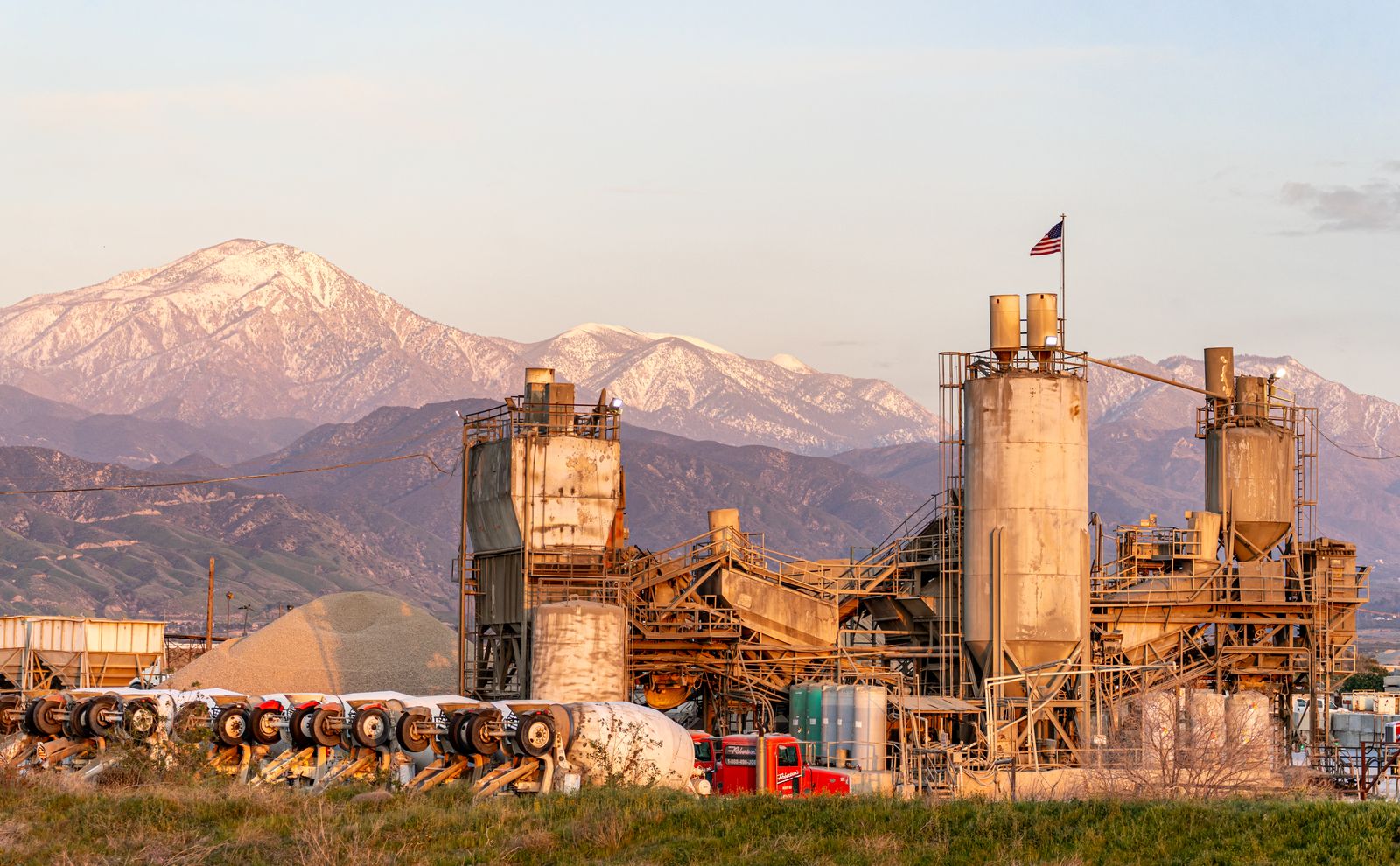 Cement and aggregate batching plant with silos
