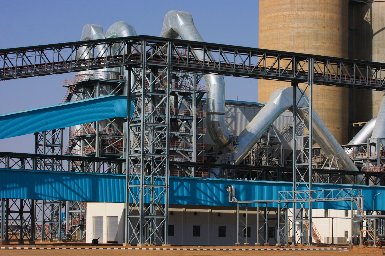 Mineral processing plant with conveyors and silos