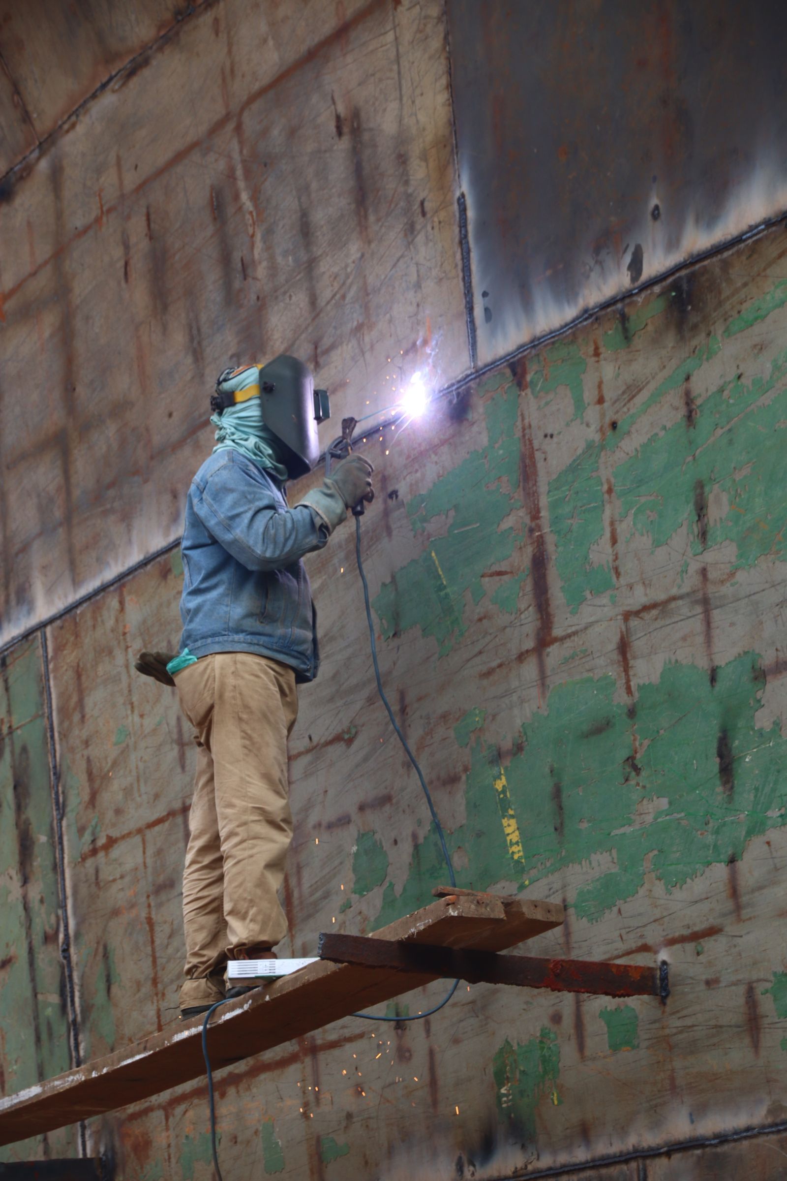Welder fabricating a large steel structure