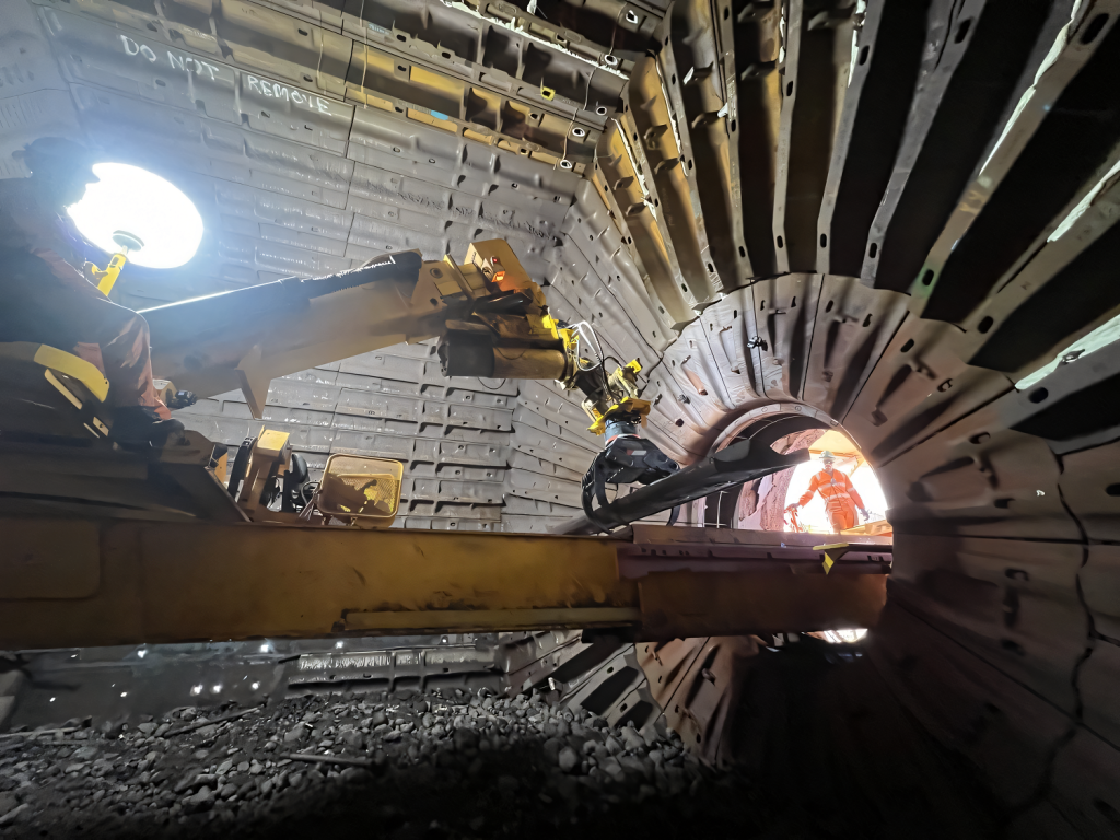 Mill reliner machine installing liners inside a grinding mill